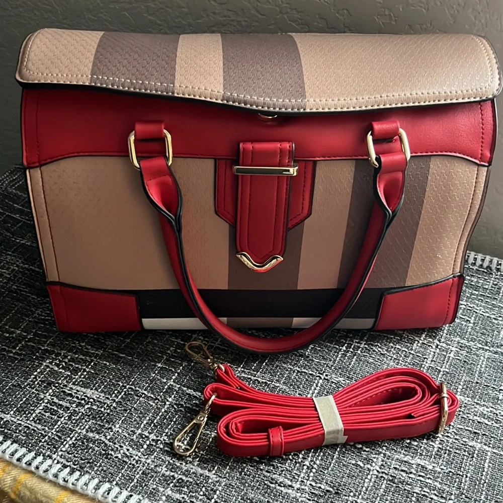 Like new purse, comes with longer strap which can be taken on and off. - Picture 3 of 3